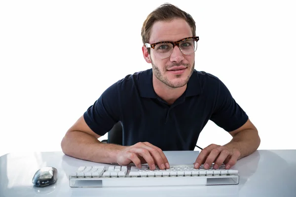 Hombre guapo usando la computadora — Foto de Stock