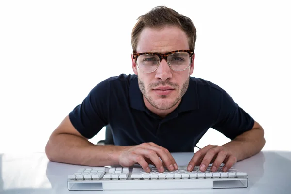 Knappe man met behulp van computer — Stockfoto