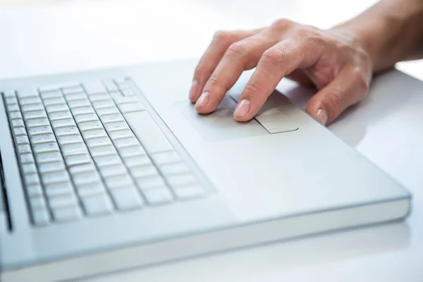 Manlig hand med laptop — Stockfoto