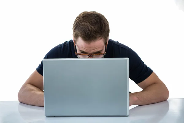 Człowiek w okularach za pomocą laptopa — Zdjęcie stockowe