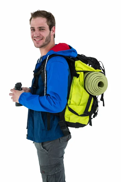 Backpacker gospodarstwa lornetki — Zdjęcie stockowe