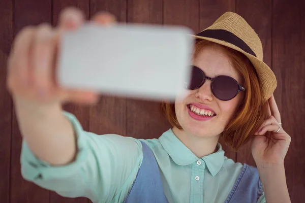 Hipster dai capelli rossi che si fa selfie — Foto Stock