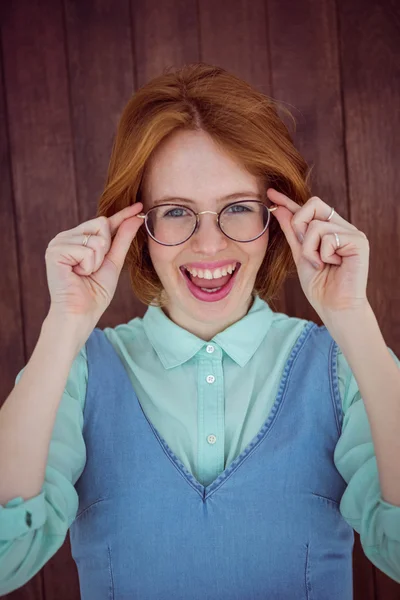 Roodharige hipster vrouw bedrijf bril — Stockfoto