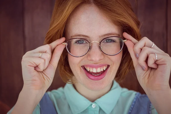 Mulher hipster de cabelos vermelhos segurando óculos — Fotografia de Stock