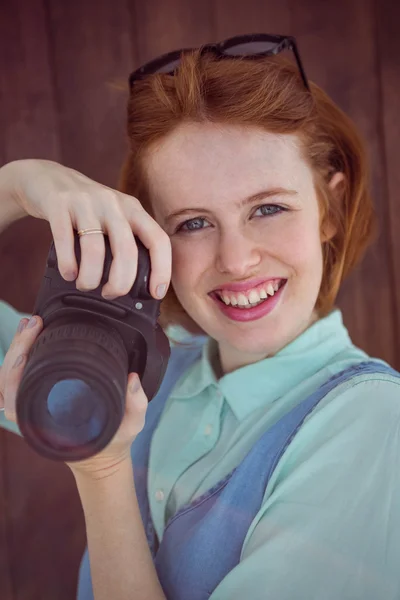 Röda haired hipster med bild — Stockfoto