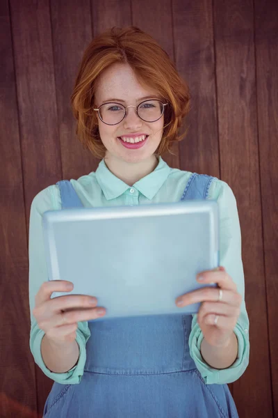 Hipster dai capelli rossi utilizzando tablet — Foto Stock