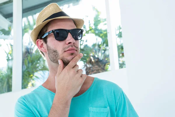 Hipster hombre posando con gafas de sol —  Fotos de Stock