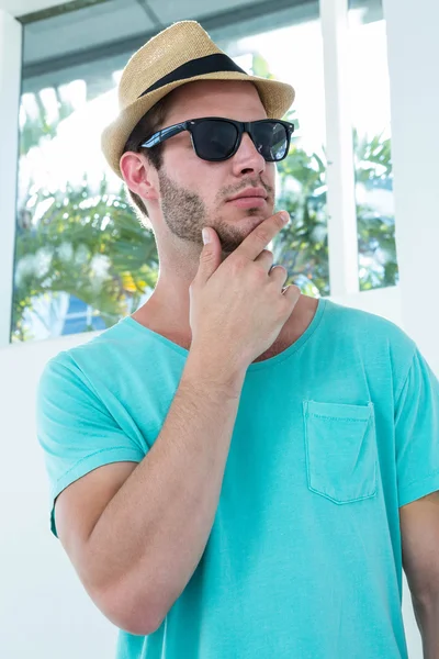 Hipster hombre posando con gafas de sol — Foto de Stock