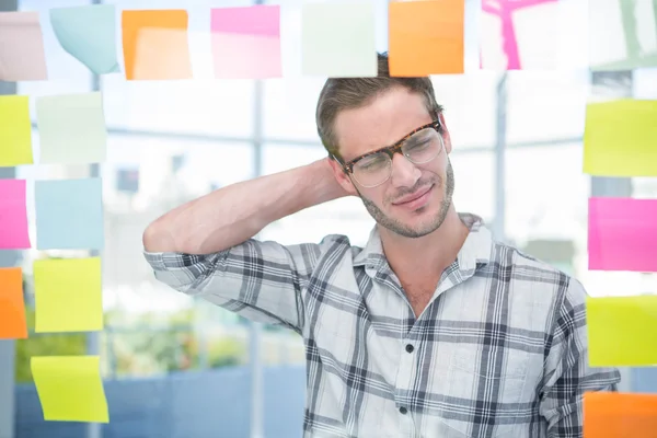 Homem hipster cuidadoso com post-it — Fotografia de Stock