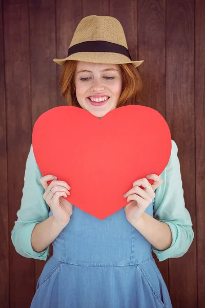 Pretty hipster holding heart — Stock Photo, Image