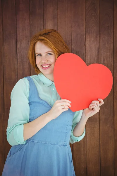 Pretty hipster holding heart — Stock Photo, Image