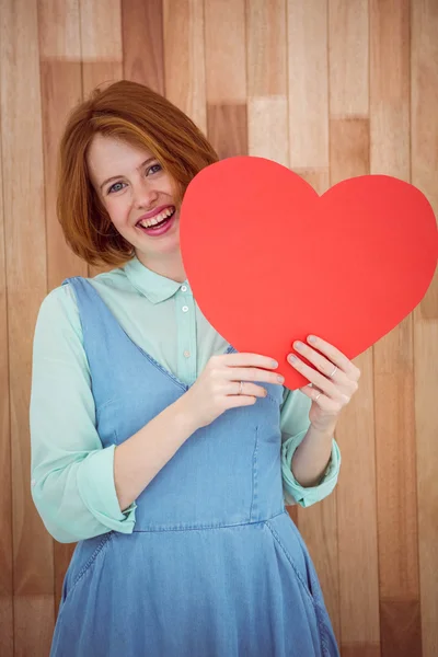 Pretty hipster holding heart — Stock Photo, Image