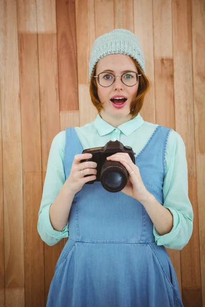 Röda haired hipster anläggning kamera — Stockfoto