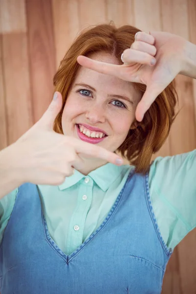 Hipster tomando foto con las manos —  Fotos de Stock