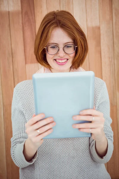 Czerwone włosy hipster używania tabletu — Zdjęcie stockowe