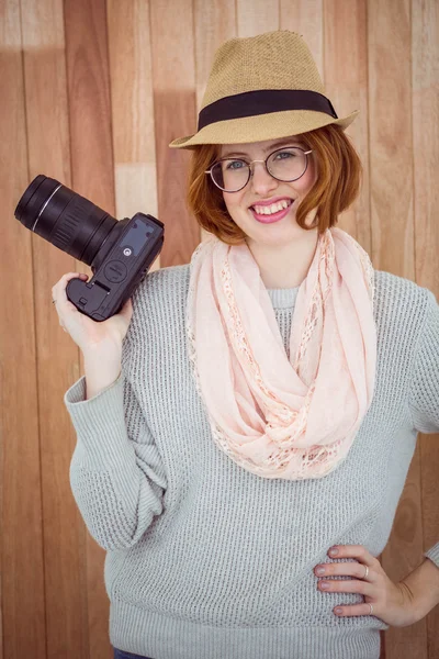 Hipster glimlachend en vasthouden van camera — Stockfoto