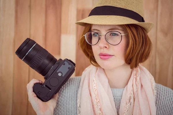 Hipster leende och hålla kameran — Stockfoto