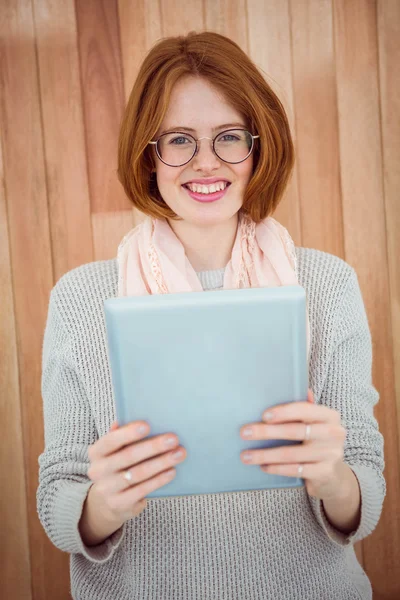 Röda haired hipster med hjälp av Tablet PC — Stockfoto