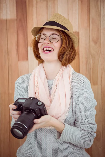 Hipster glimlachend en vasthouden van camera — Stockfoto