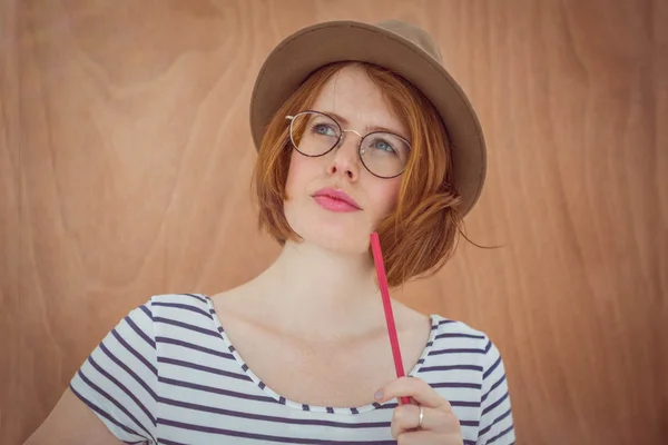 Pensativo hipster celebración de la pluma — Foto de Stock