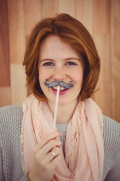 Hipster bär falska mustasch — Stockfoto