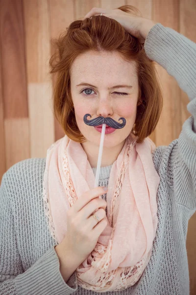 Hipster sobie fałszywe wąsy — Zdjęcie stockowe