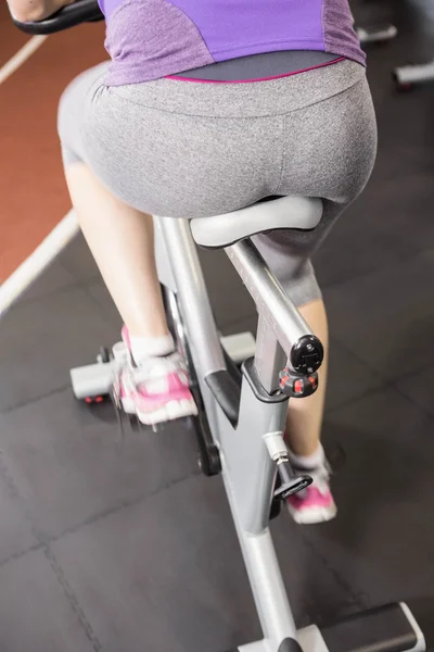 Mujer embarazada usando bicicleta estática — Foto de Stock