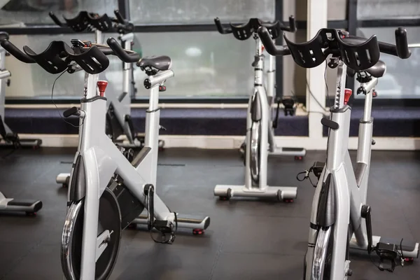 Upright bikes in de sportschool — Stockfoto