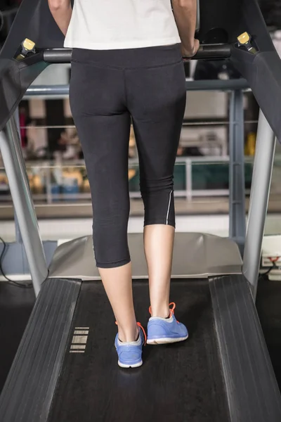 Frau trainiert auf Laufband — Stockfoto