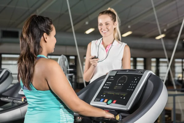 Entrenador usando cronómetro —  Fotos de Stock