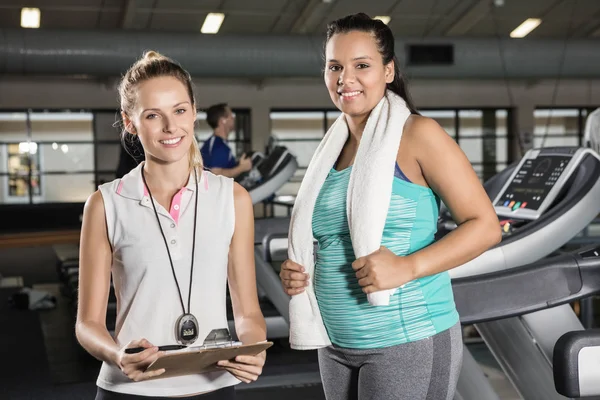 Frau auf Laufband und Trainer — Stockfoto