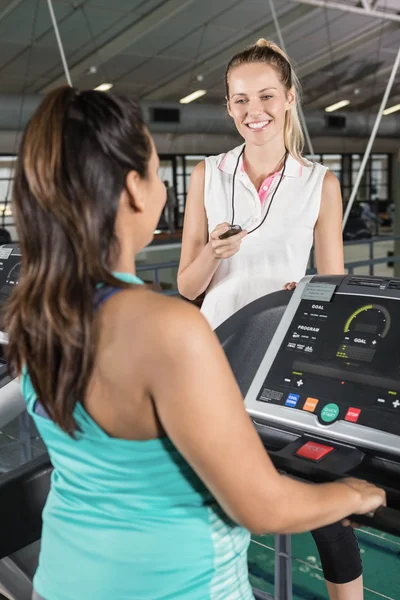 Entrenador usando cronómetro —  Fotos de Stock