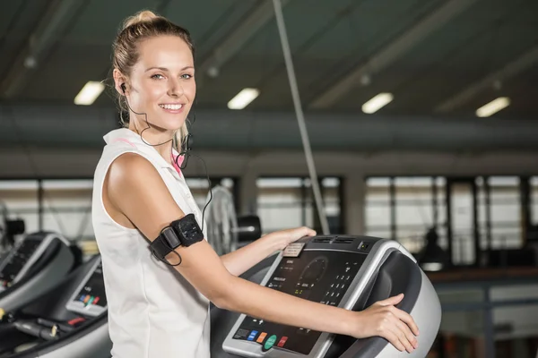 Frau trainiert auf Laufband — Stockfoto