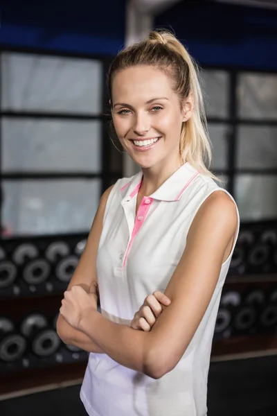 Femme souriante en vêtements de sport — Photo