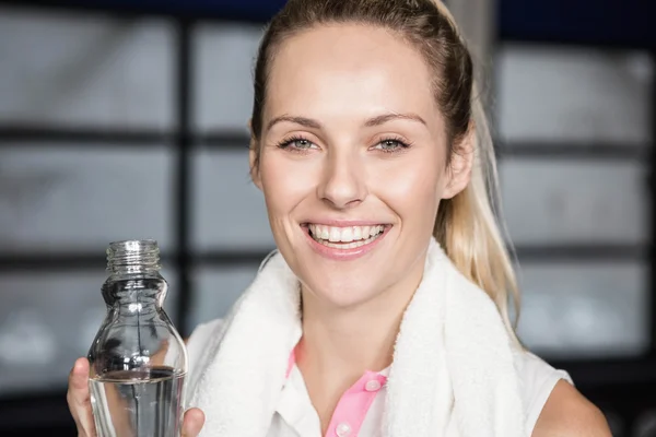 Усміхнена жінка п'є воду — стокове фото