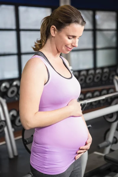 Těhotná žena v sportovní oblečení — Stock fotografie