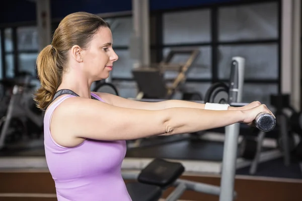 Vastberaden vrouw opheffing halters — Stockfoto