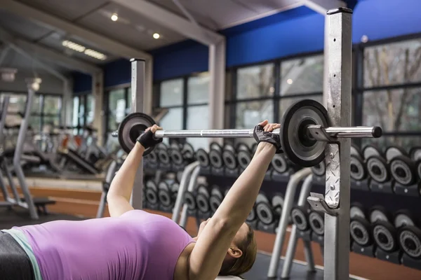 Determined woman lifting barbell — Stock Photo, Image