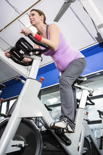 Mulher usando bicicleta de exercício — Fotografia de Stock