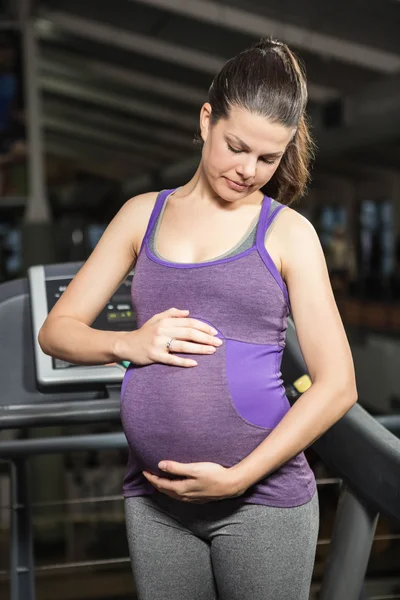 Mujer embarazada tocando el vientre — Foto de Stock