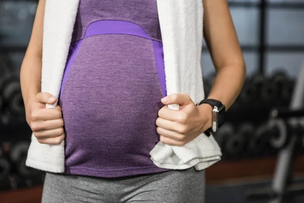 체육관에서 서 임신한 여자 — 스톡 사진
