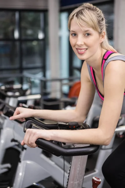 Ajuste mujer en bicicleta estática — Foto de Stock