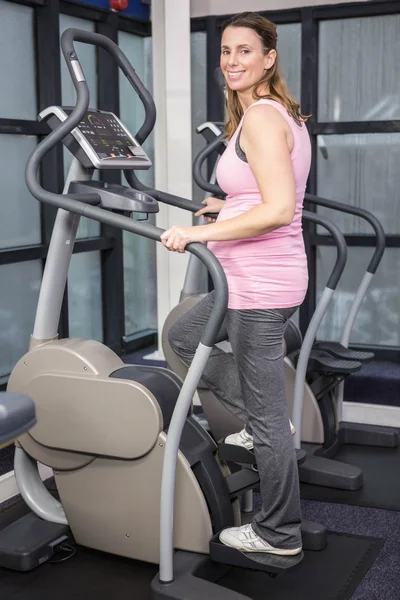 Donna incinta su crosstrainer — Foto Stock