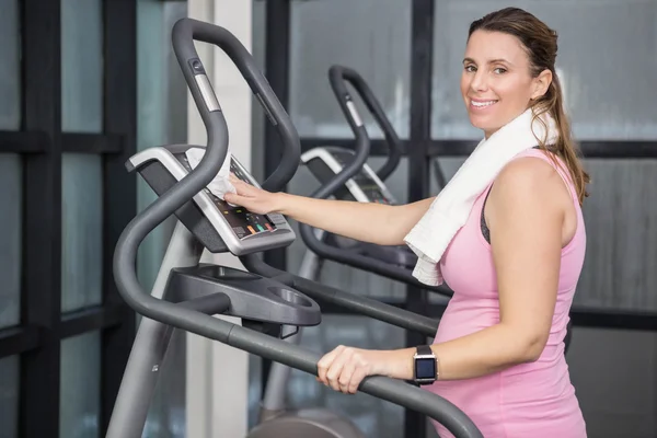 Donna incinta su crosstrainer — Foto Stock