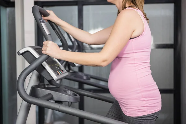 Mulher grávida em crosstrainer — Fotografia de Stock