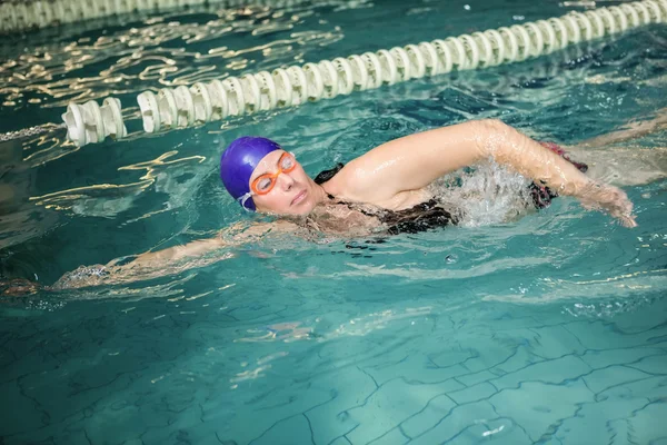 Mujer deportiva nadando — Foto de Stock