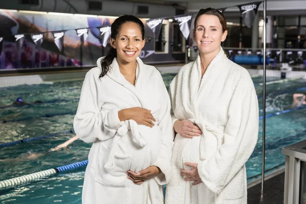 Donne incinte con accappatoio ventre toccante — Foto Stock