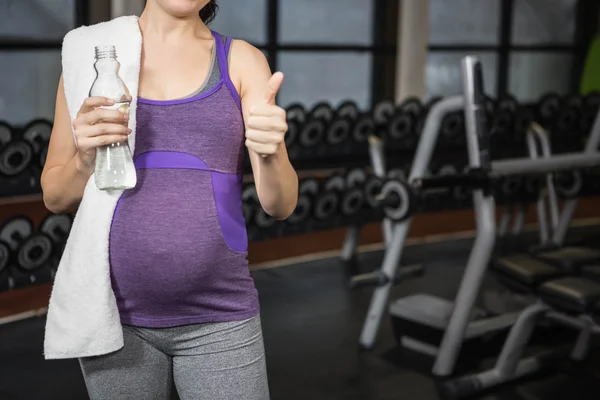 Gravid kvinna visar tummen upp — Stockfoto