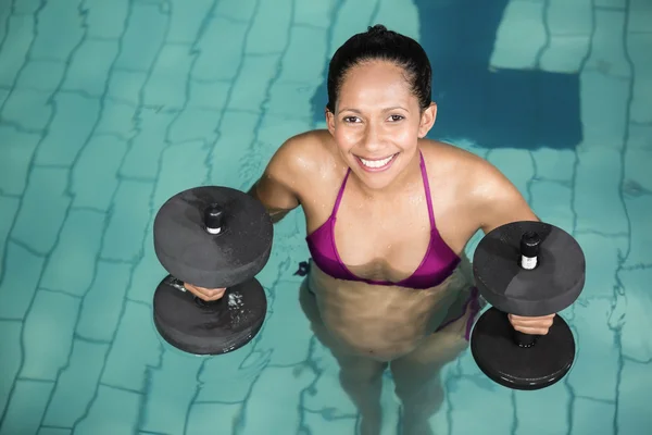 Mujer embarazada haciendo ejercicio en la piscina — Foto de Stock