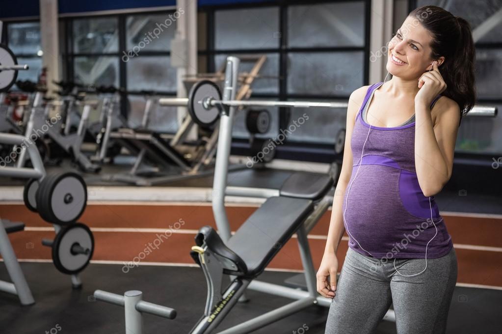 Фитнес занятия для беременных. Групповые занятия по фитнесу. Тренажерные залы для беременных. Фотосессия в тренажерном зале. Спортзал для беременных.